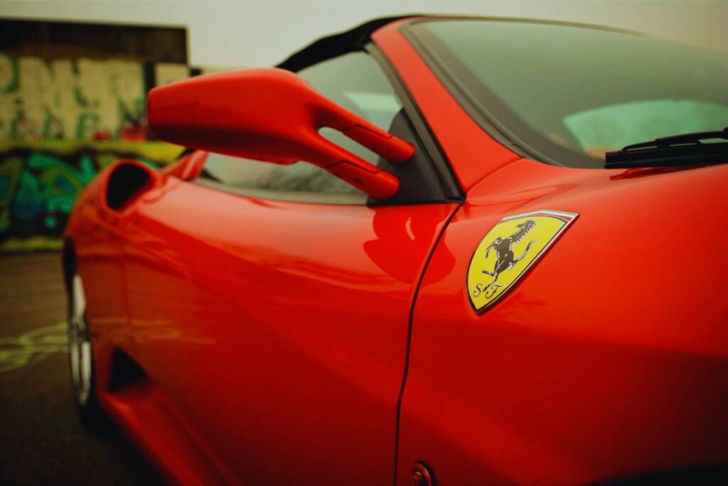 la nuova Ferrari personalizzata del calciatore fa paura