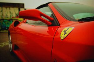 la nuova Ferrari personalizzata del calciatore fa paura