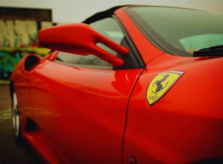 la nuova Ferrari personalizzata del calciatore fa paura