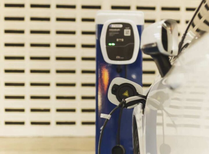 Il sistema V2L permette di sfruttare l’energia immagazzinata nella batteria del SUV per alimentare dispositivi esterni come elettrodomestici