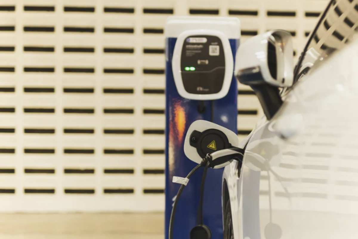 Il sistema V2L permette di sfruttare l’energia immagazzinata nella batteria del SUV per alimentare dispositivi esterni come elettrodomestici