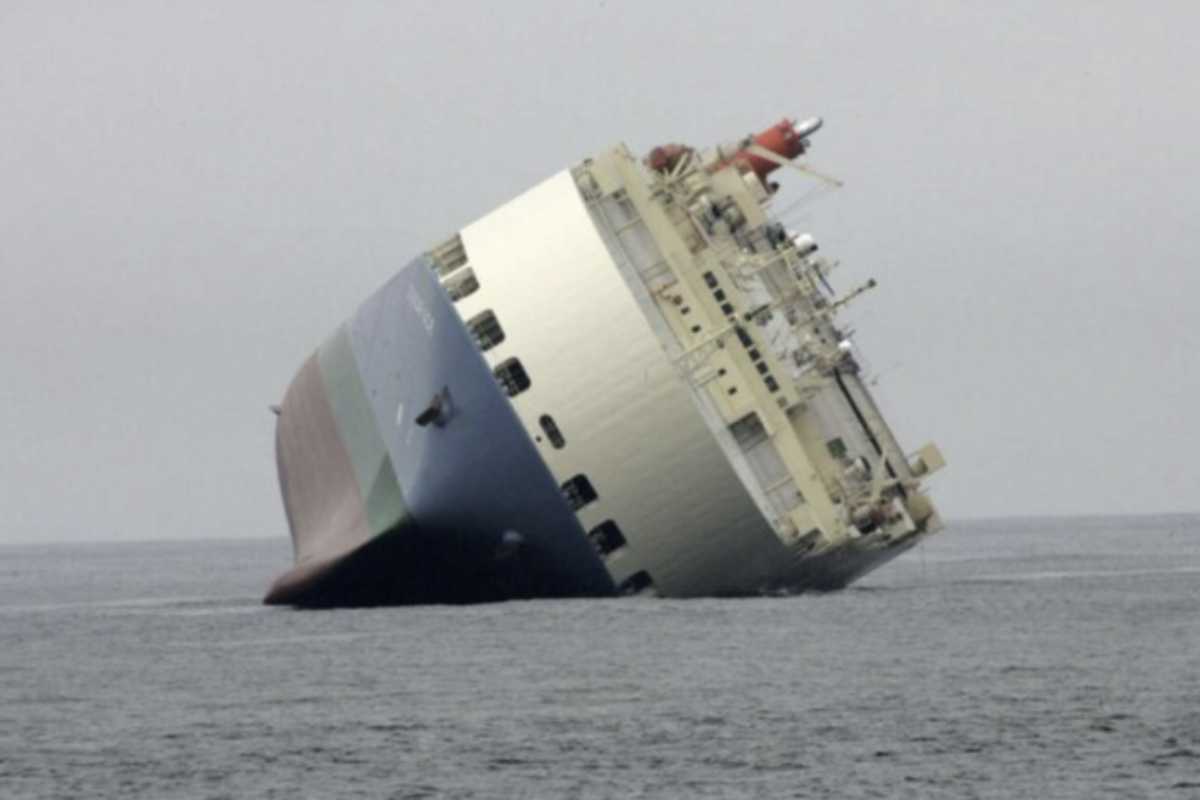 Dopo settimane dall’incidente, la nave fu raddrizzata con una complessa operazione di recupero simile a quella della Costa Concordia.
