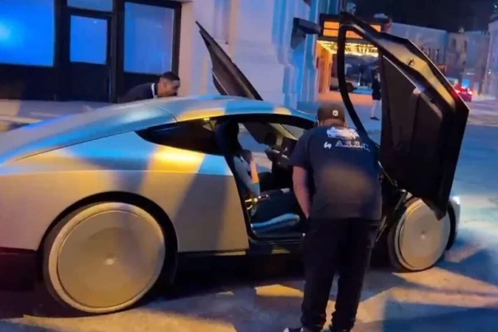 Auto nuova Tesla