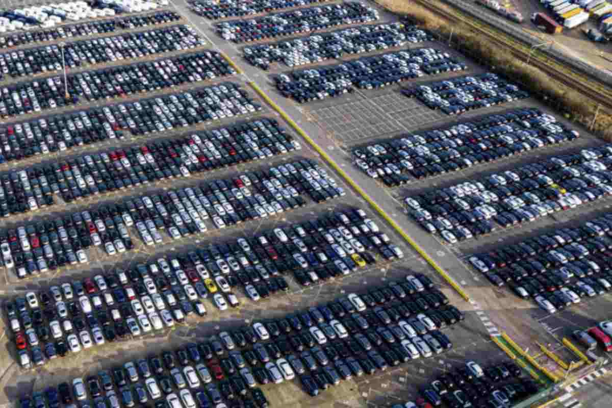 L’aumento dei prezzi delle auto nuove colpirà direttamente i bilanci mensili delle famiglie, già sotto pressione per l’aumento dei costi in diversi settori.