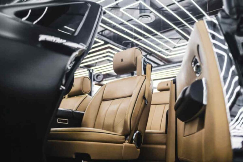 Spesso, quando si parla di auto di lusso e rarità, i nomi più comuni sono quelli di Ferrari, Lamborghini, Pagani o Bugatti, ma la Rolls-Royce La Rose Noire Droptail