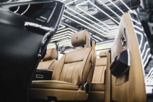 Spesso, quando si parla di auto di lusso e rarità, i nomi più comuni sono quelli di Ferrari, Lamborghini, Pagani o Bugatti, ma la Rolls-Royce La Rose Noire Droptail