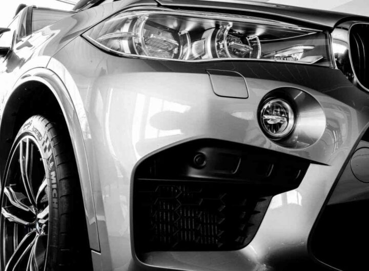 BMW X5: la foto che svela tutto