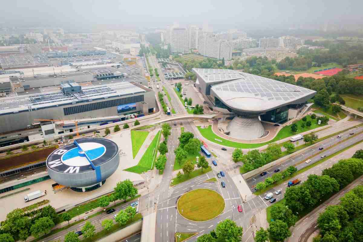 BMW X5: la foto che svela tutto