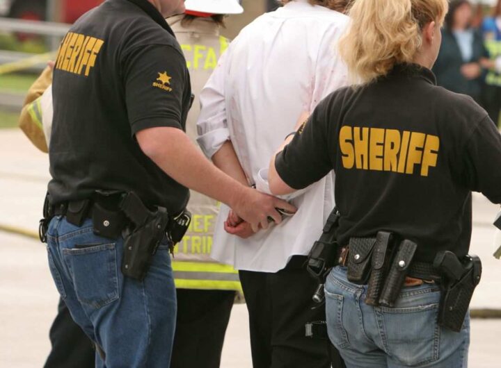 evento per appassionati di auto diventa un disastro: tra arresti e sequestri di armi