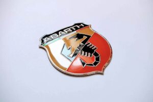 Un esempio emblematico è la Abarth SE030 Pininfarina, un prototipo che ha lasciato un segno indelebile per il suo design