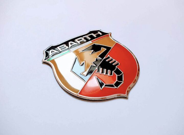 Un esempio emblematico è la Abarth SE030 Pininfarina, un prototipo che ha lasciato un segno indelebile per il suo design