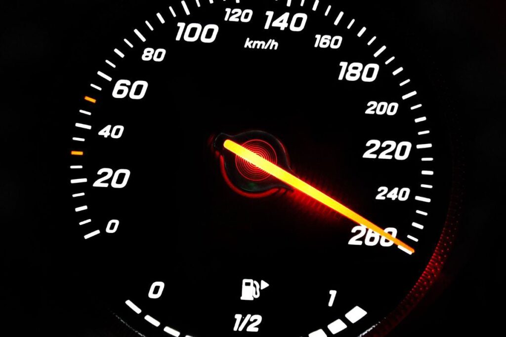 Beccata a 225 km/h: cosa rischia