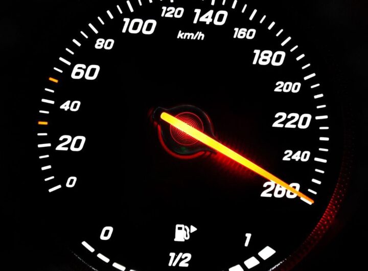 Beccata a 225 km/h: cosa rischia