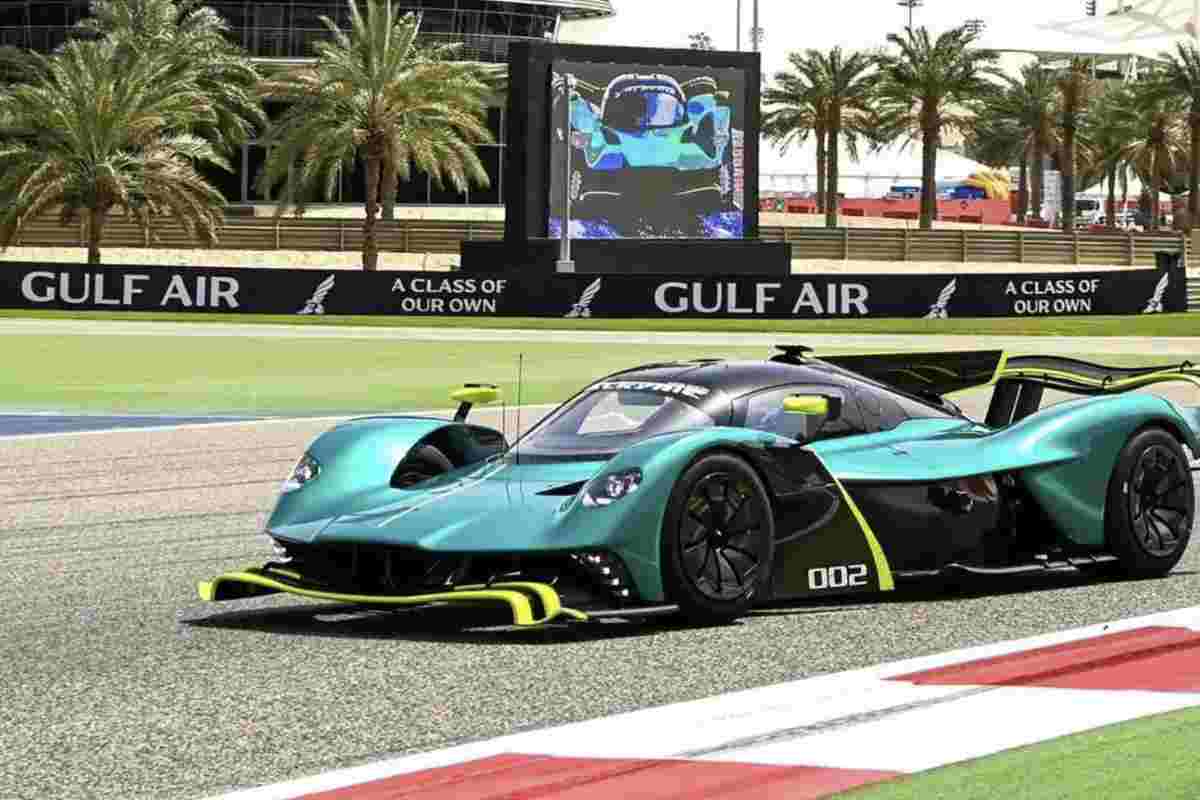 L’Aston Martin Valkyrie non è solo un capolavoro stradale, ma ha anche una versione da pista denominata AMR Pro