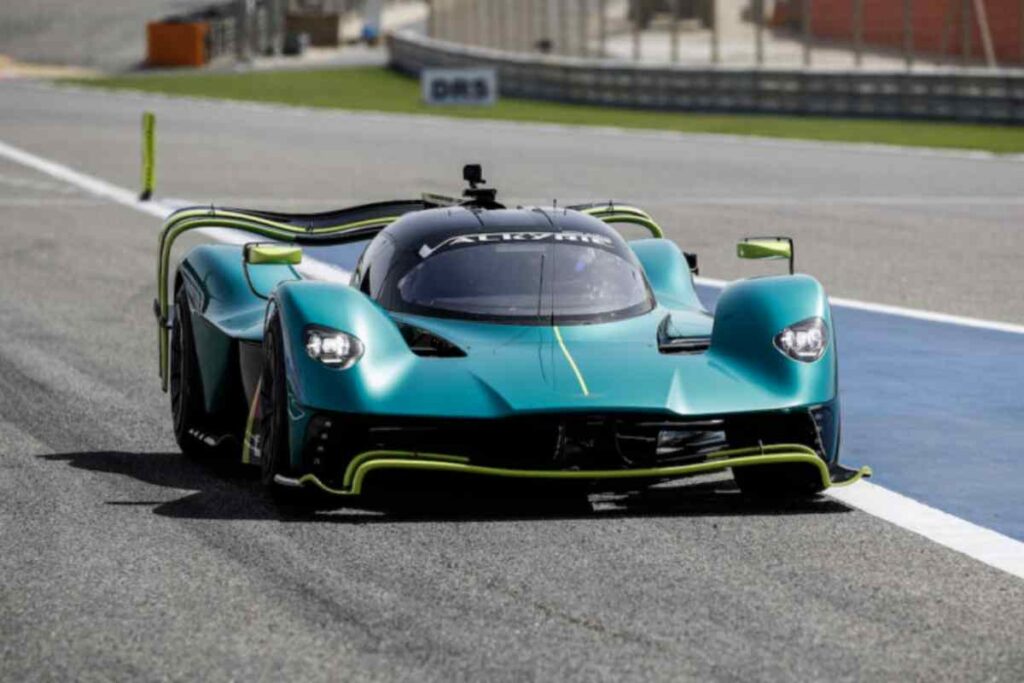 Lusso, esclusività e un legame con la Formula 1: l’Aston Martin Valkyrie di Daniel Ricciardo, pilota australiano che ha segnato la storia recente della F1.