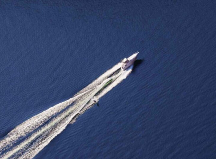 Costruita artigianalmente da Ken Warby in un cortile di Sydney, questa straordinaria barca a motore ha infranto i limiti della fisica e dell’ingegneria il lontano