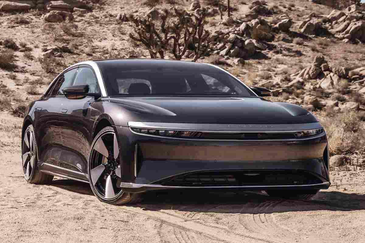 Gli interni della Lucid Air Grand Touring sono un esempio di stile e funzionalità. La vettura offre un abitacolo estremamente spazioso,