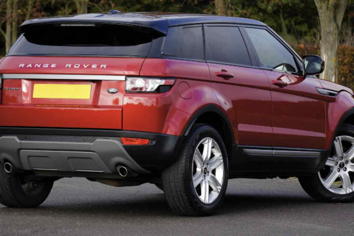 Fondata nel 2008 dalla fusione dei marchi storici Jaguar e Land Rover, Jaguar Land Rover ha sede a Coventry, nel Regno Unito