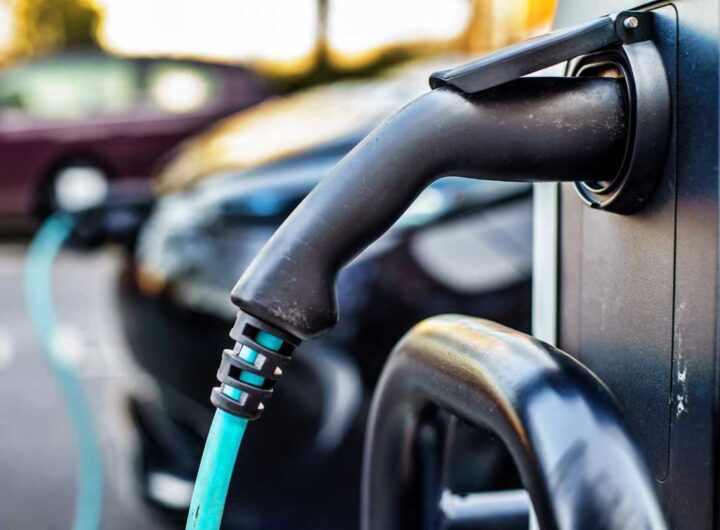 auto elettriche ricarica lampione