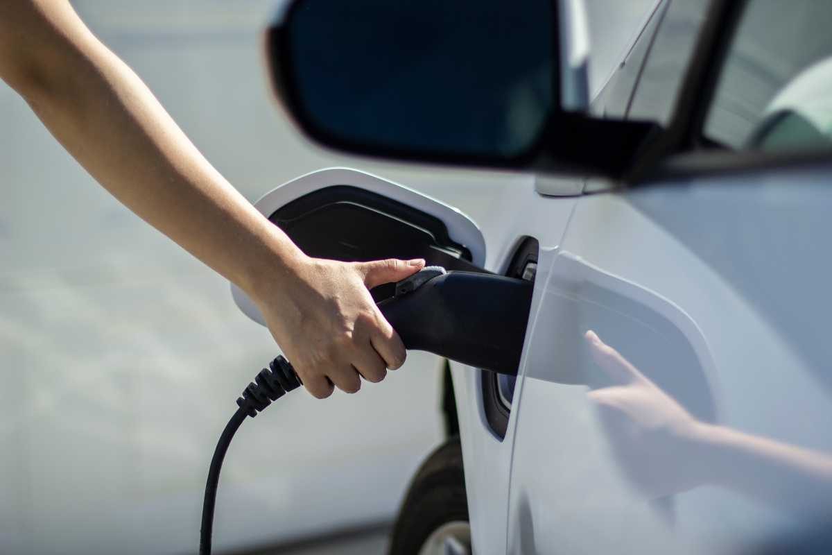 auto elettriche ricarica lampione