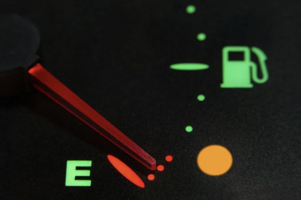 Spia della riserva in auto
