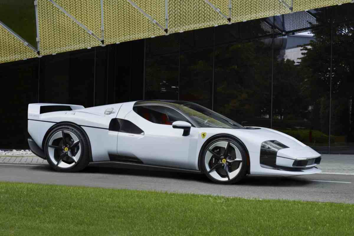 La Ferrari F40, modello al quale la SC40 si ispira, è stata progettata per celebrare i primi quarant’anni di attività di Ferrari nel mondo delle corse.