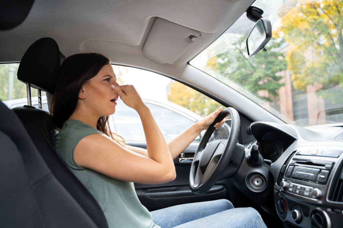 Odore auto benzina significato