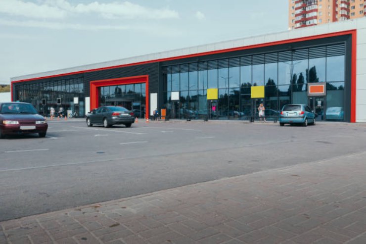 Parcheggio automobili supermercato